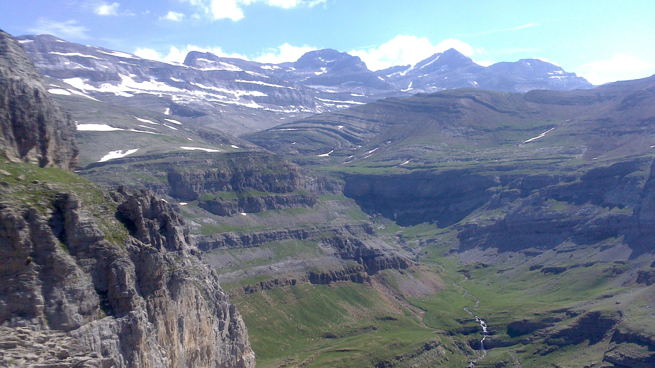 Panorámica del Valle glaciar de Ordesa y las Tres Sorores desde la Faja de las Flores