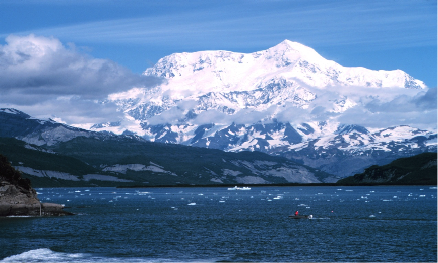 Una estampa similar debieron avistar Bering y sus hombres cuando avistaron Alaska por primera vez. Fuente: http://www.summitpost.org
