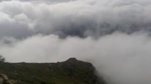 Dos fotografía de un mar de nubes visto desde la cima del Montduver (841), en las cercanías de Gandía (Valencia). Los vientos de componente este y sureste, procedentes del cercano mar Mediterráneo (unos 8km) aportaban gran cantidad de humedad, la cual era sometida a un rápido enfriamiento en las abruptas laderas.