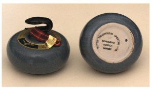 Ilustración 2: Una piedra de curling de los años 70. Podemos observar que la base no es plana y en realidad se apoya únicamente sobre un pequeño anillo.