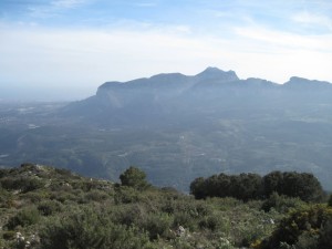 Vista del Puig Campana desde la ladera del Morro Blau. A la izquierda se puede apreciar la ciudad de Benidorm