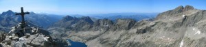 Panorámica desde Cime du Gelás (3143 m), punto más alto del departamento. Al fondo de la imagen se puede apreciar el Mar Mediterráneo.