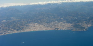 Foto aérea de Niza, fuertemente custodiada por los Alpes. fte:www.fotothing.com