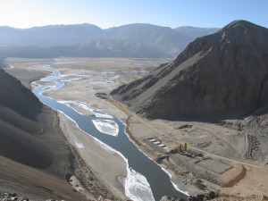 Imagen del río Tarim. Al pasar por terrenos tan secos y desprovistos de vegetación, este río transporta una gran cantidad de sedimentos. Fte:http://mikamienvironmentalblog.blogspot.com.es/