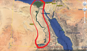 Imagen de Google Earth donde se observa el valle del Nilo en la actualidad. He resaltado la extensión del mismo con trazo rojo 
